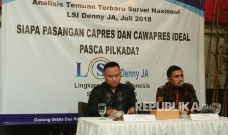 Lingkaran Survei Indonesia (LSI) Denny JA memaparkan temuan hasil survei terbaru pascapilkada Juli 2018, 'Siapa Pasangan Capres dan Cawapres Ideal Pascapilkada di Graha Dua Rajawali, Selasa (10/7). Moderator Ade Mulyana (kiri) dan peneliti senior Lingkaran Survei Indonesia (LSI Denny JA) Adjie Alfaraby (kanan).