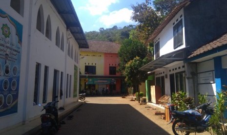 Lingkungan Pondok Pesantren Daarul Huffaazh Di Desa Gara Tengah, Japara, Kuningan.