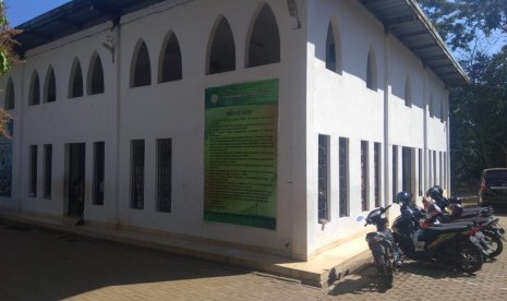 Lingkungan Pondok Pesantren Daarul Huffaazh Di Desa Gara Tengah, Japara, Kuningan.