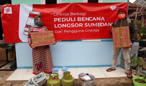 Link Aja melalui Rumah Zakat menyalurkan bantuan berupa 33 kitchen set yang terdiri dari kompor gas, tabung gas 3kg, selang regulator, peralatan masak (wajan, panci, teko, sutil, dan sendok) yang diserahkan langsung kepada korban terdampak bencana longsor Sumedang.