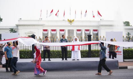 Lintas elemen bangsa mulai dari instansi Pemerintah, tokoh agama, Polri, pemuda, mahasiswa hingga pelajar menggelar kegiatan kirab merah putih.