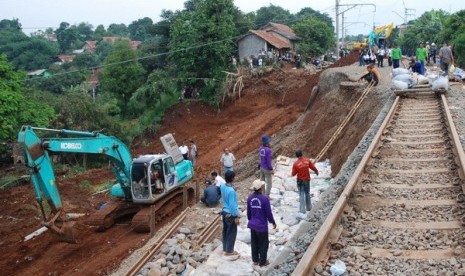 Lintasan kereta di area longsor di Cilebut Bogor