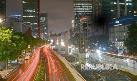 Lintasan sinar lampu mobil berpadu dengan lansekap kota malam hari di antara proyek pembangunan LRT di HR Rasuna Said Jakarta.