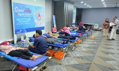 Lintasarta bekerja sama dengan PMI DKI Jakarta kembali menggelar kegiatan donor darah. Kegiatan untuk memperingati HUT Republik Indonesia ke-74 ini diikuti ratusan karyawan Lintasarta dan masyarakat sekitar kantor pusat Lintasarta di Menara Thamrin, Jakarta. 