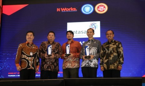 Lintasarta memborong tiga penghargaan dalam ajang TOP IT & Telco 2018 di Jakara.