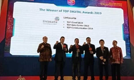 Lintasarta raih tiga penghargaan TOP IT & TOP Telco 2019 untuk kategori TOP Data Communication 2019, TOP Data Center 2019, dan TOP Cloud 2019. 