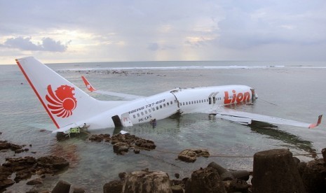 Lion Air filght number JT-960 skids off runaway then lands in shallow water before landing at runway in Denpasar, Bali, on April 13.