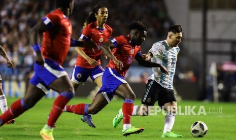 Lionel Messi  beraksi saat pertandingan sepak bola persahabatan internasional antara Argentina dan Haiti di Stadion La Bombonera di Buenos Aires, Argentina, Selasa, (29/5).