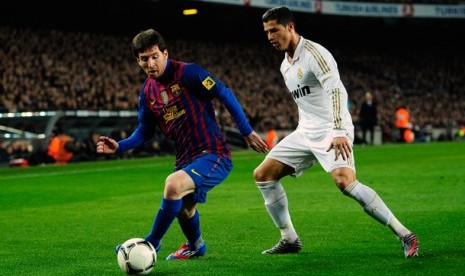 Lionel Messi berduel dengan Cristiano Ronaldo 