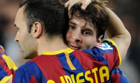 Lionel Messi bersama Andres Iniesta