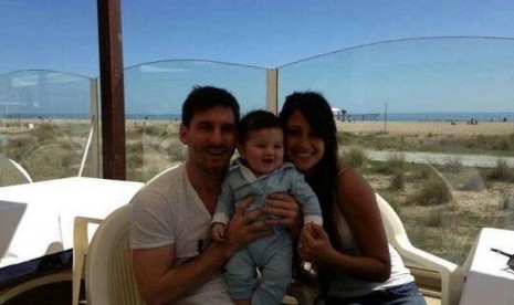 Lionel Messi bersama istri dan anaknya