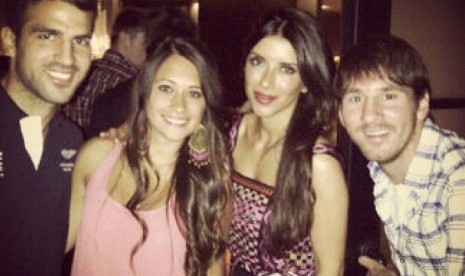 Lionel Messi dan Cesc Fabregas bersama kekasih masing-masing.