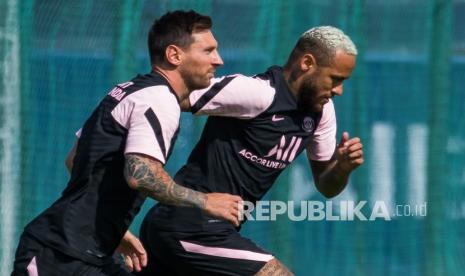 Lionel Messi dan Neymar (kanan) dari Paris Saint Germain mengambil bagian dalam sesi latihan di kompleks olahraga Camp des Loges dekat Paris, Prancis, Jumat (13/8/2021).