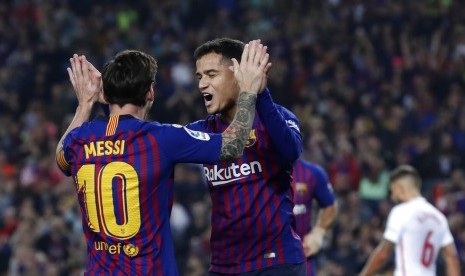 Lionel Messi dan Philippe Coutinho merayakan gol Barcelona ke gawang Sevilla pada laga La Liga, Ahad (21/10) dini hari WIB.