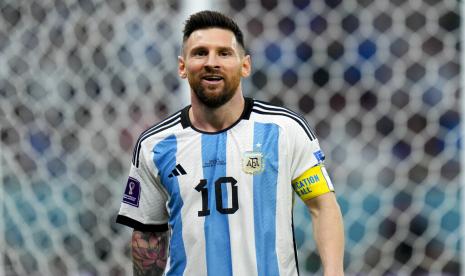 Lionel Messi dari Argentina bereaksi selama pertandingan sepak bola babak 16 besar Piala Dunia antara Argentina dan Australia di Stadion Ahmad Bin Ali di Doha, Qatar, Ahad (4/12) dini hari WIB.