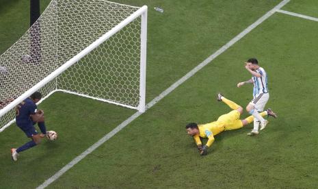  Lionel Messi dari Argentina (kanan) mencetak gol pertama timnya melewati penjaga gawang Prancis Hugo Lloris selama pertandingan sepak bola final Piala Dunia antara Argentina dan Prancis di Stadion Lusail di Lusail, Qatar, Ahad (18/12/2022).