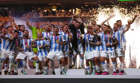  Lionel Messi dari Argentina mengangkat trofi setelah memenangkan pertandingan sepak bola final Piala Dunia antara Argentina dan Prancis di Stadion Lusail di Lusail, Qatar, Ahad (18/12/2022).