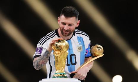  Lionel Messi dari Argentina menyentuh trofi Piala Dunia 2022.