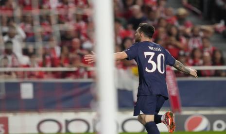 Penyerang Paris Saint-Germain (PSG) Lionel Messi melakukan selebrasi usai mencetak gol pada pertandingan sepak bola Grup H Liga Champions antara SL Benfica dan PSG di Stadion Luz di Lisbon, Kamis (6/10/2022) dini hari WIB. 