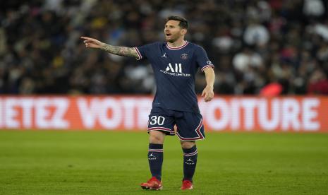 Lionel Messi dari PSG memberi isyarat selama pertandingan sepak bola Liga Satu Prancis antara Paris Saint-Germain dan Lyon di Parc des Princes di Paris Minggu, 19 September 2021.