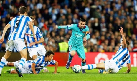 Lionel Messi dikepung para pemain Real Sociedad.