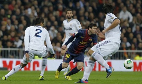 Lionel Messi (dua kanan), striker Barcelona, dikepung pemain Real Madrid saat laga pertama semifinal Copa del Rey di Santiago Bernabeu, Madrid, Rabu (30/1). 