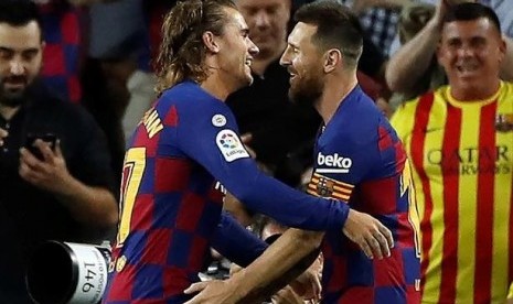 Striker Barcelona Lionel Messi (kanan) dan Antoine Griezmann.