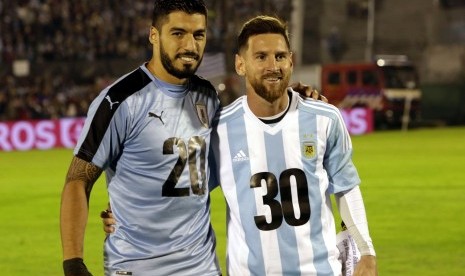 Bintang Argentina Lionel Messi (kanan) dan bintang Uruguay Luis Suarez saat berpose dalam kampanye tuan rumah bersama Piala Dunia 2030.