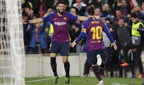 Lionel Messi (kanan) merayakaan gol yang dimasukkan Luis Suarez (kiri) dalam semifinal Liga Champions antara FC Barcelona dan Liverpool di Stadion Camp Nou, Barcelona, Spanyol, Rabu (1/5).