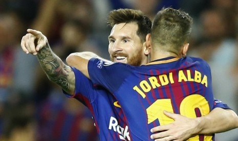 Bintang Barcelona Lionel Messi (kiri) saat merayakan golnya bersama Jordi Alba. 