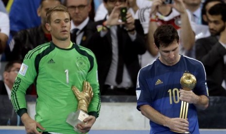 Lionel Messi (kanan) yang mendapat penghargaan sepatu emas bersama kiper Jerman Manuel Neuer yang mendapat sarung tangan emas