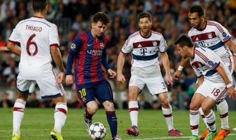 Lionel Messi (kedua kiri) dikepung sejumlah pemain Bayern Muenchen