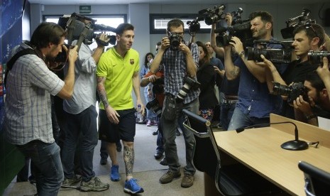 Lionel Messi ketika menghadiri konferensi pers jelang laga Barcelona vs Bayern Muenchen.