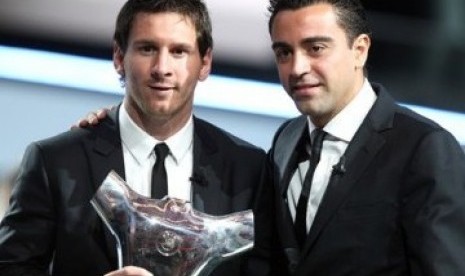 Lionel Messi (kiri) bersama Xavi Hernandez saat menerima penghargaan Eropa pada 2021. Messi kini pindah ke PSG dan Xavi menjadi pelatih Barcelona.