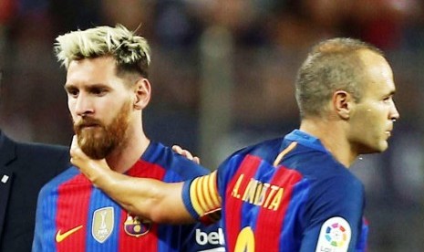 Lionel Messi (kiri) dan Andres Iniesta