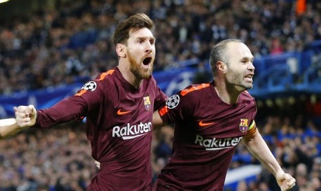 Lionel Messi (kiri) dan Andres Iniesta saat masih sama-sama membela Barcelona.