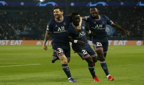 Lionel Messi (kiri) dan Idrissa Gueye (tengah) dua pencetak gol Paris Saint Germain ke gawang Manchester City.