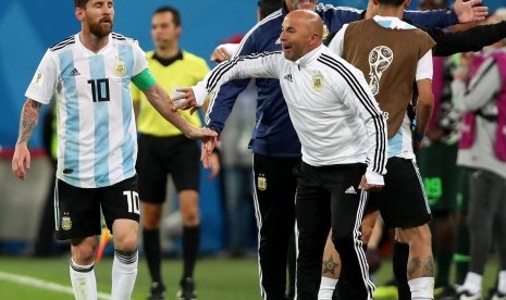 Lionel Messi (kiri) dan Jorge Sampaoli.