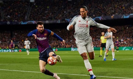 Lionel Messi (kiri) dan Virgil van Dijk,  Van Dijk menganggap Messi sebagai striker terhebat yang dihadapinya.