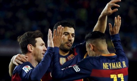 Lionel Messi (kiri) merayakan gol bersama Luis Suarez (tengah) dan Neymar.