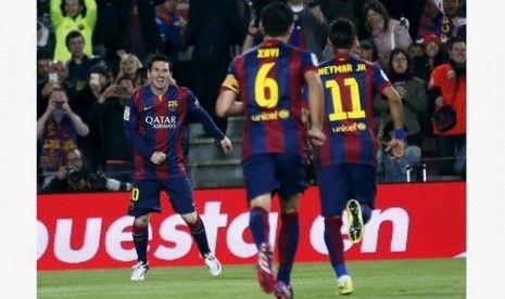 Lionel Messi (kiri) merayakan gol dengan Neymar (kanan) dan Xavi.