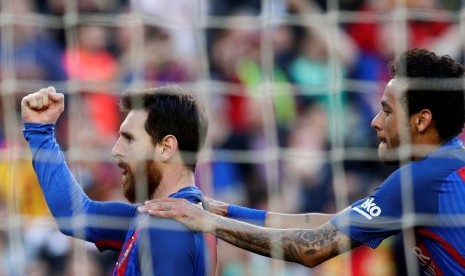 Lionel Messi (kiri) merayakan golnya ke gawang Villarreal bersama Neymar.