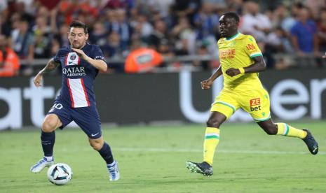 Lionel Messi (kiri) saat membela PSG mengalahkan Nantes 4-0 dalam laga Piala Super Prancis di Tel Aviv, Israel.