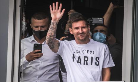 Lionel Messi melambaikan tangan kepada fan Paris Saint-Germain (PSG) saat tiba di Bandara Le Bourget, utara Paris, Prancis, Selasa (10/8). Messi dilaporkan menyetujui 2 tahun kontrak di PSG.