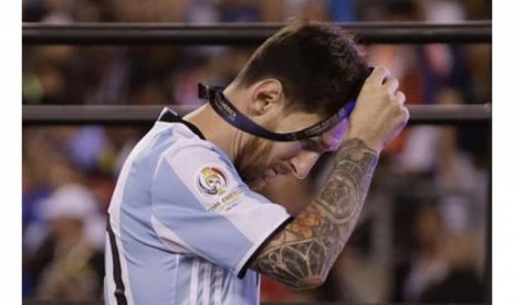 Lionel Messi melepas medali runner up Copa America Centenario 2016.