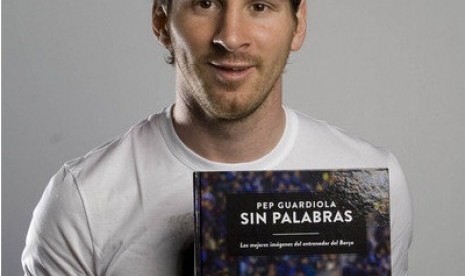 Lionel Messi memegang buku Josep Pep Guardiola berjudul 'Sin Palabras'.