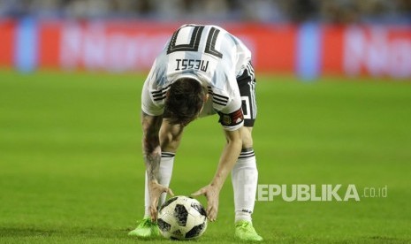  Lionel Messi menempatkan bola untuk tendangan bebas selama pertandingan sepak bola persahabatan antara Argentina dan Haiti di Buenos Aires, Argentina, Selasa, (29/5).