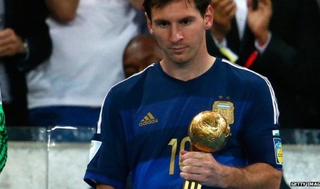 Lionel Messi menerima penghargaan Bola Emas Piala Dunia 2014.