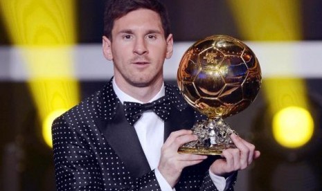 Lionel Messi saat menerima penghargaan Ballon d'Or pada masa lalu. (ilustrasi)