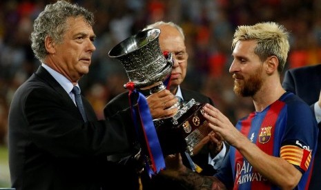 Lionel Messi menerima trofi Piala Super Spanyol.